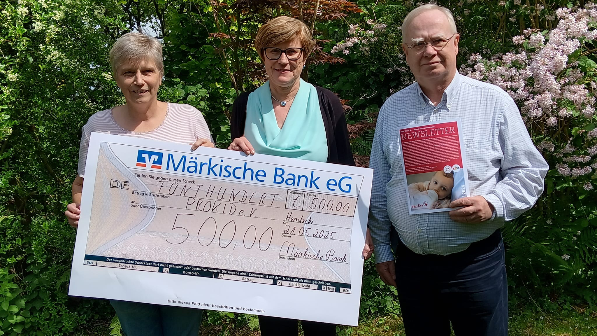 v.l.n.r.: Dr. Dörte Hilgard (Verein ProKid e. V.), Iris Straburg (Filialleiterin Märkische Bank Herdecke) und Dr. Michael Meusers (Verein ProKid e. V.)