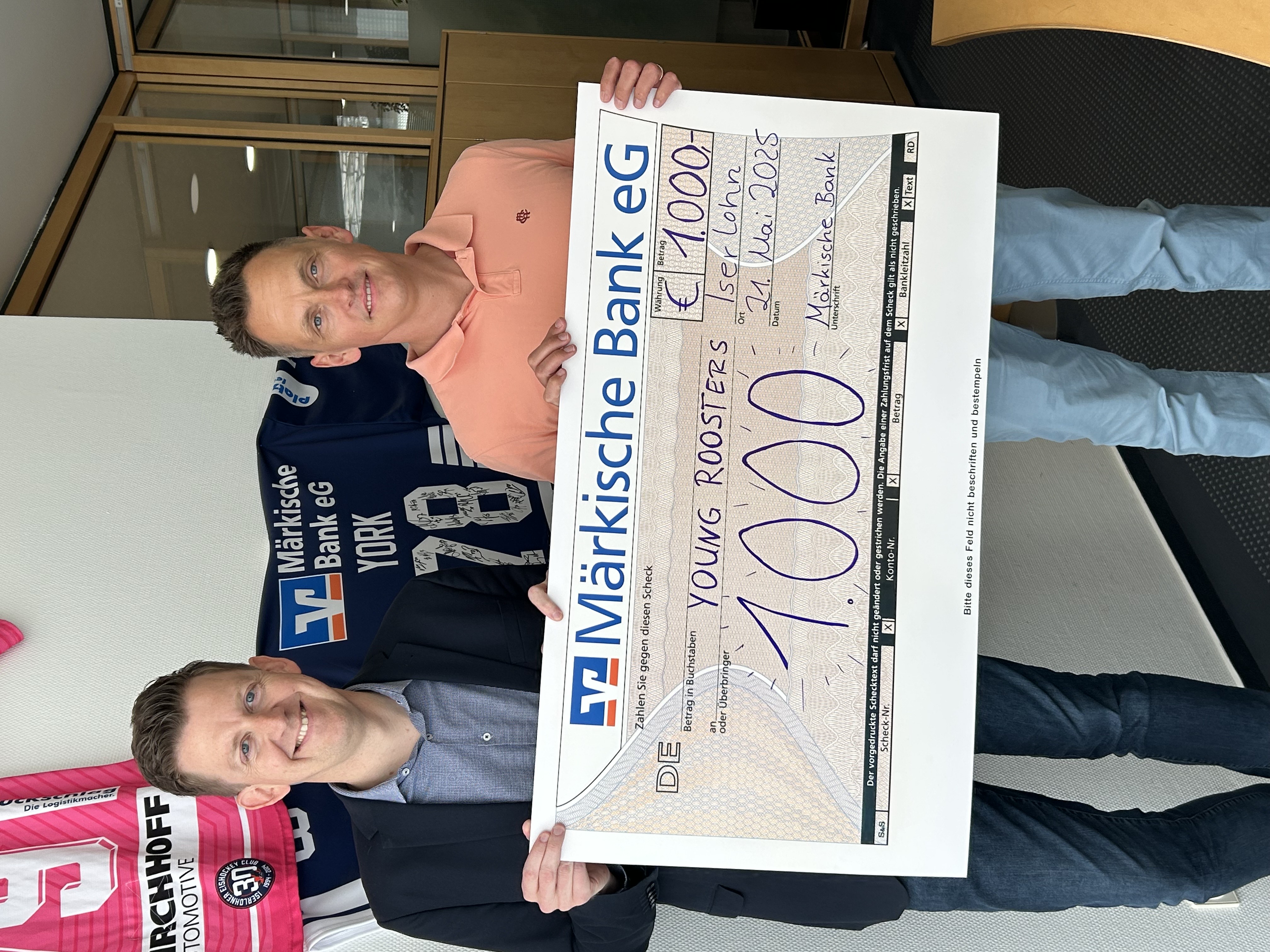 v.l.n.r.: Andre Deimel (Filialleiter KompetenzCenter Iserlohn) und Sebastian Reese (2. Vorsitzender der Young Roosters)