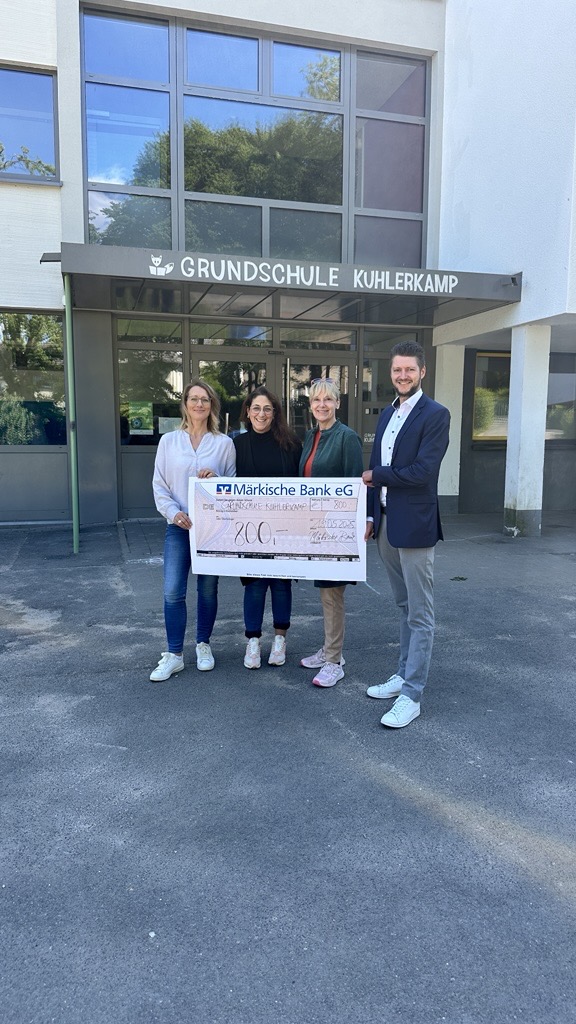 v.l.n.r.: Nicole Kaiser (Schulleitung), Dominique Pereira-Pfender (Vorstand Förderverien), Wiebke Kemper (Konrektorin) und Sebastian Brause (Filialleiter Märkische Bank Rathaus-Galerie)